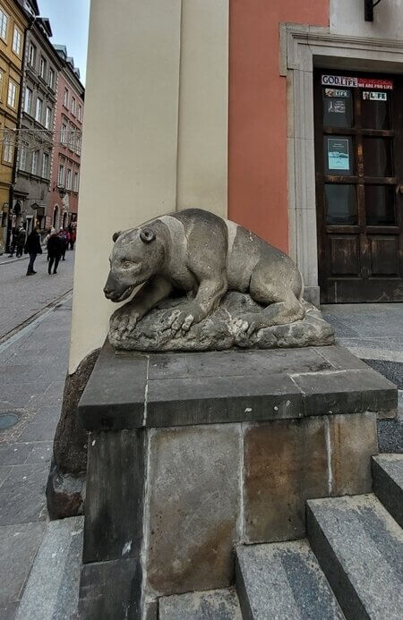 Kamienny Niedźwiedź w Warszawie przed kościołem ojców jezuitów zdj.2