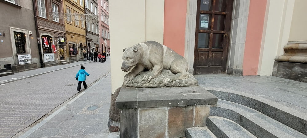 Kamienny Niedźwiedź w Warszawie przed kościołem ojców jezuitów