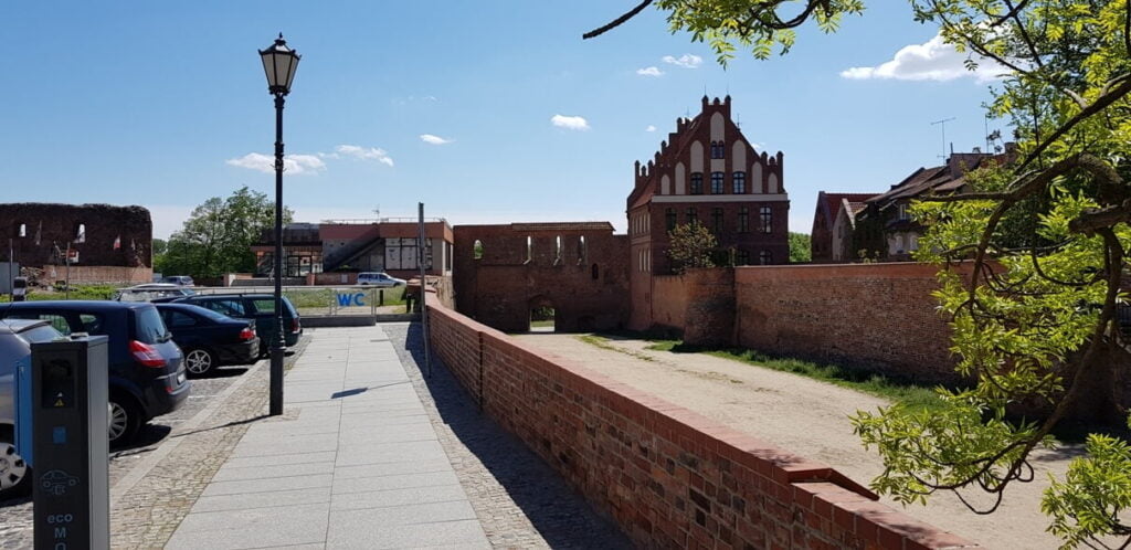 Toruń Fosa Zamku Krzyżackiego przy ulicy Podmurna 3