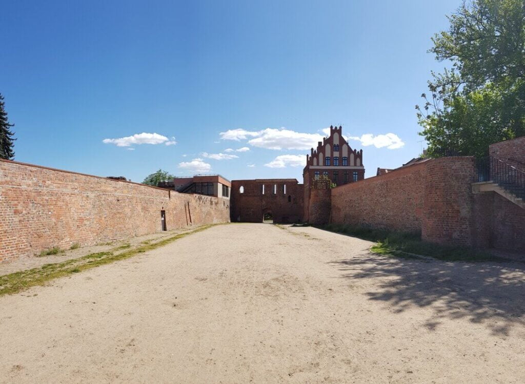 Toruń Fosa Zamku Krzyżackiego przy ulicy Podmurna 3
