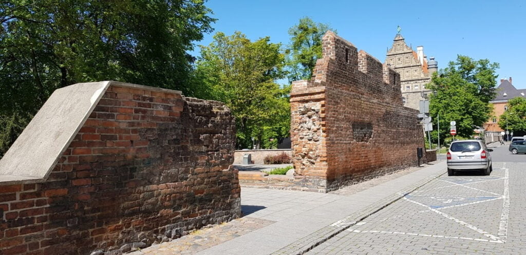 Toruń - pozostałości murów obronnych przy jednaj z ulic