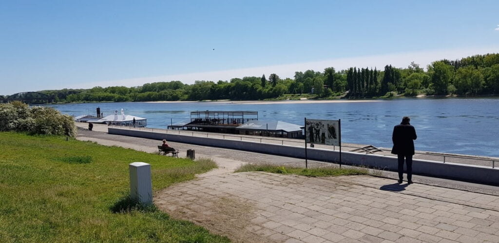 Toruń - widok na Wisłę - barki na rzece