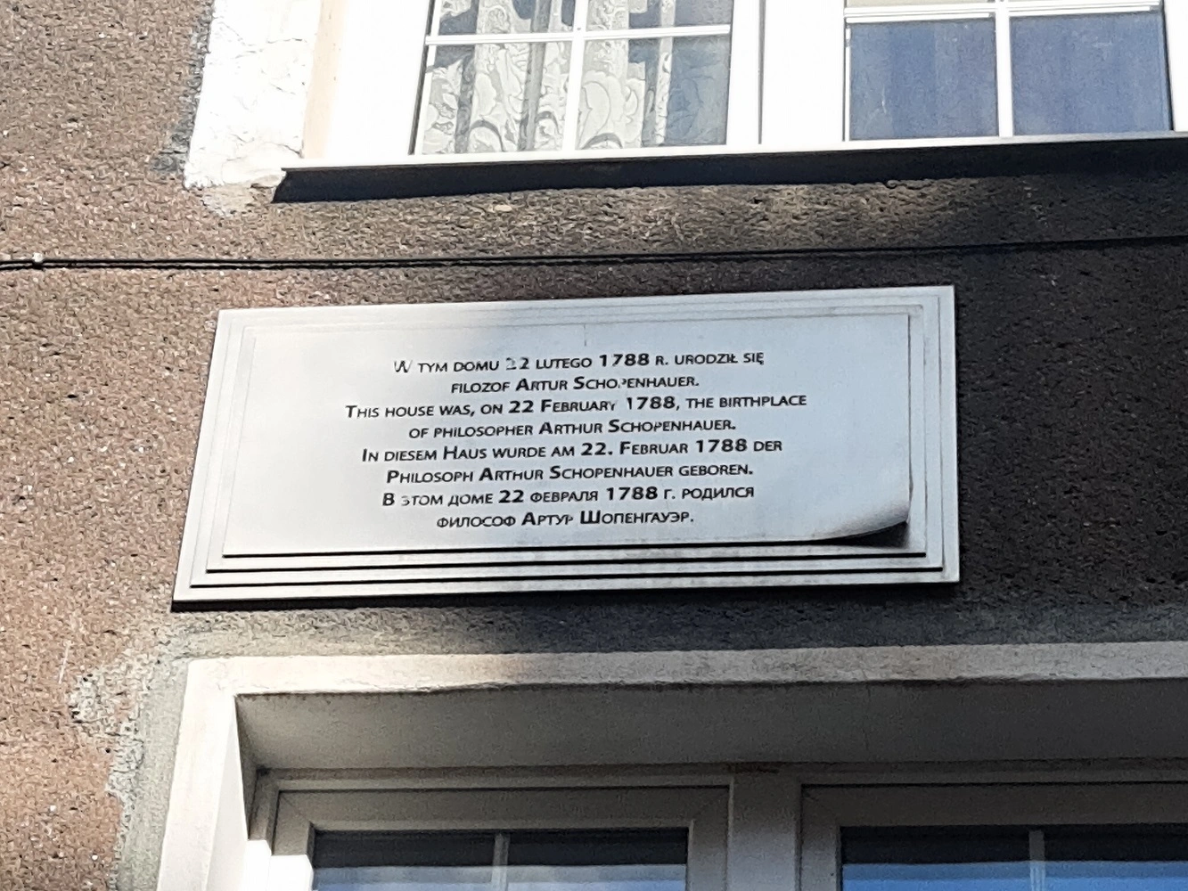 Tablica upamiętniająca Artura Schopenhauera wisząca przy drzwiach wejściowych do jego rodzinnego domu w Gdańsku