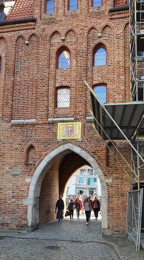 Brama Żuraw - widok od ulicy Mariackiej
