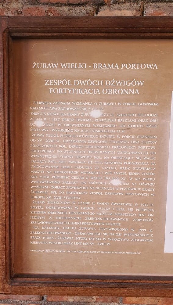 Tablica informacyjna z opisem zabytku "Żuraw Wielki - Brama Portowa"