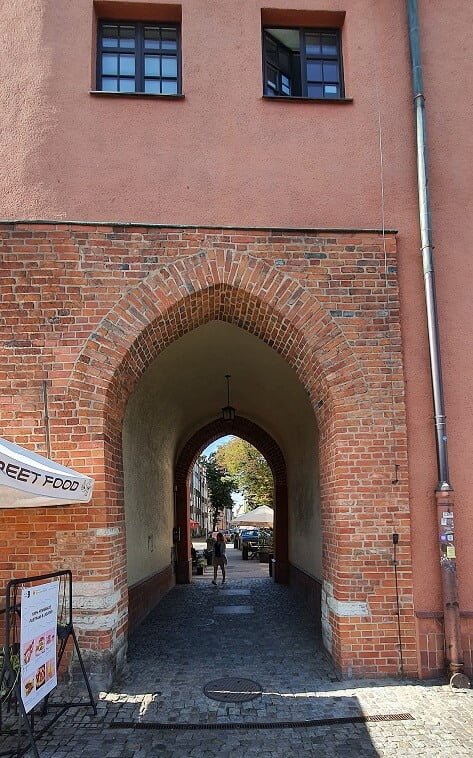 Ceglana Brama Portowa pod Żurawiem