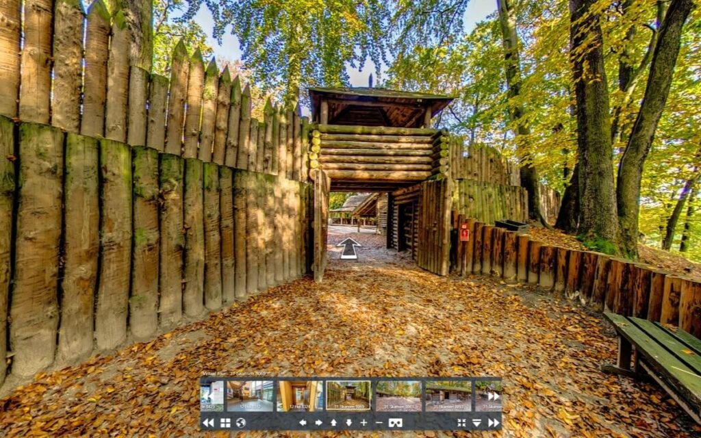 Sopot Muzeum Skansen Grodzisko - Panel okna wirtualnego spaceru z widokiem na palisadę