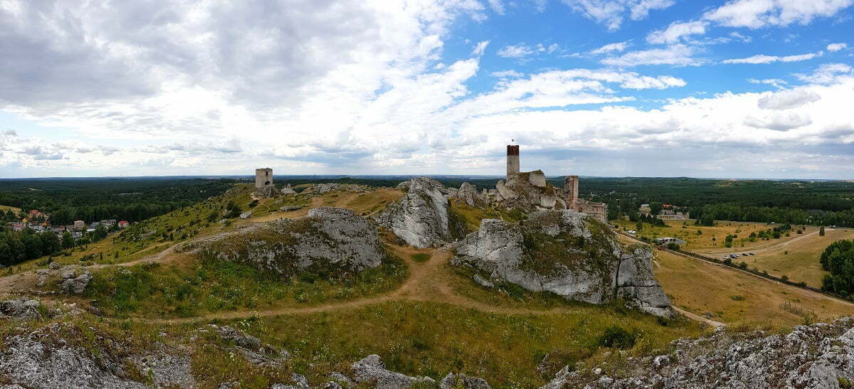 Panorama Zamku w Olsztynie wybudowanego na skalistym wzniesieniu