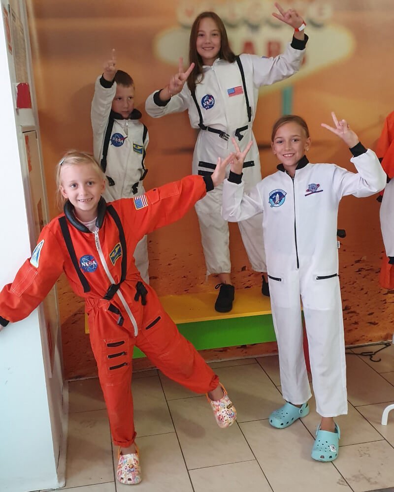 Dzieci przebrane za astronautów w kosmoparku w Bydgoszczy