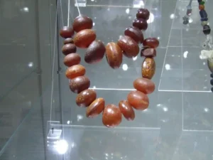 kolia bursztynowych paciorkow