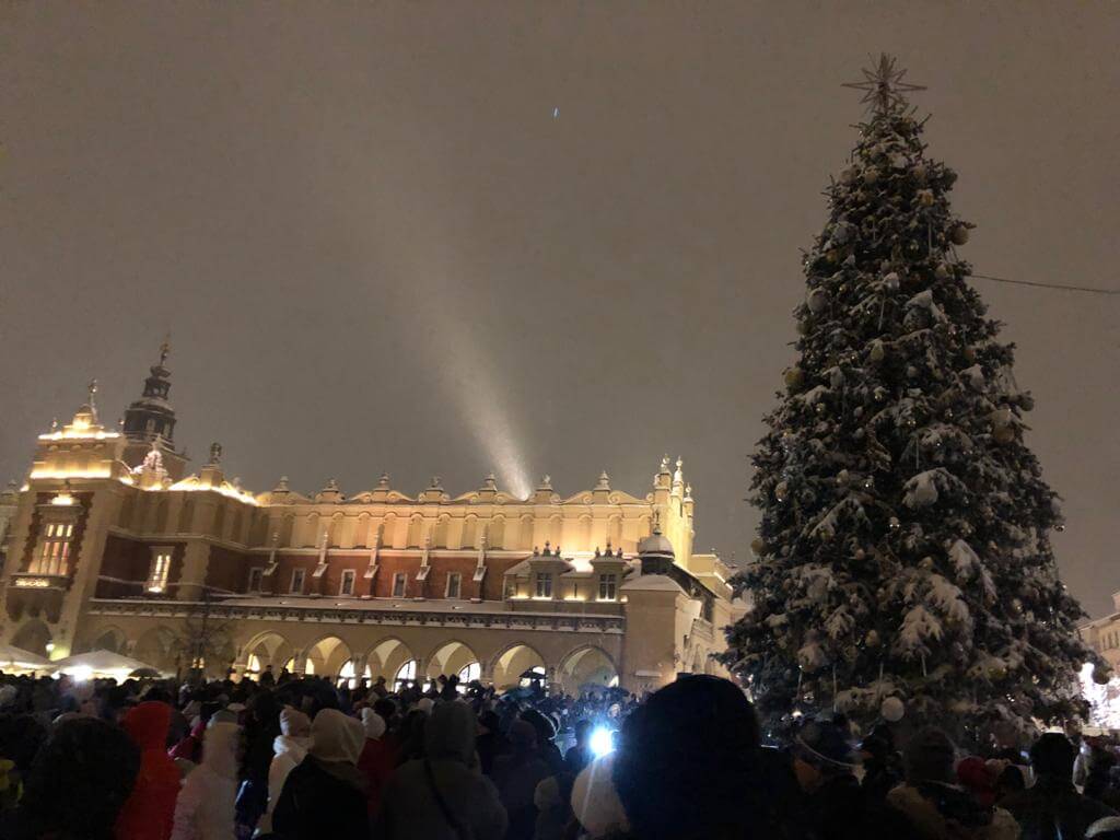 Sukiennice i choinka w czasie świąt bożego narodzenia
