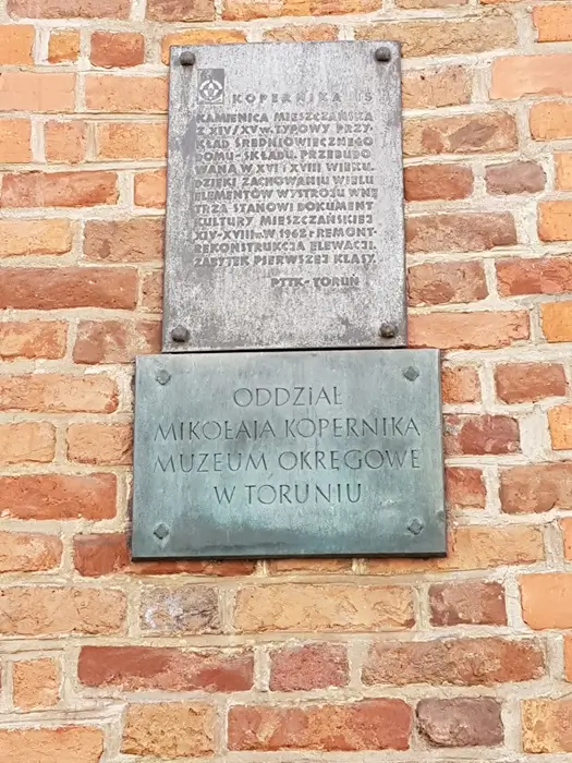 Oddział Mikołaja Kopernika Muzeum Okręgowe w Toruniu - tablica pamiątkowa przy drzwiach do domu astronoma