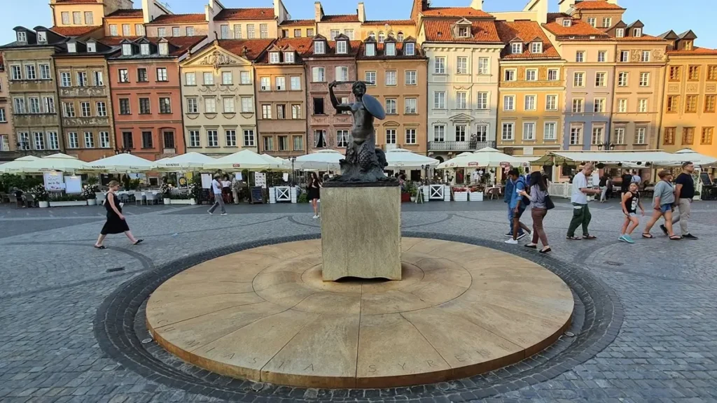 Pomnik Syrenki na Rynku Starego Miasta w Warszawie