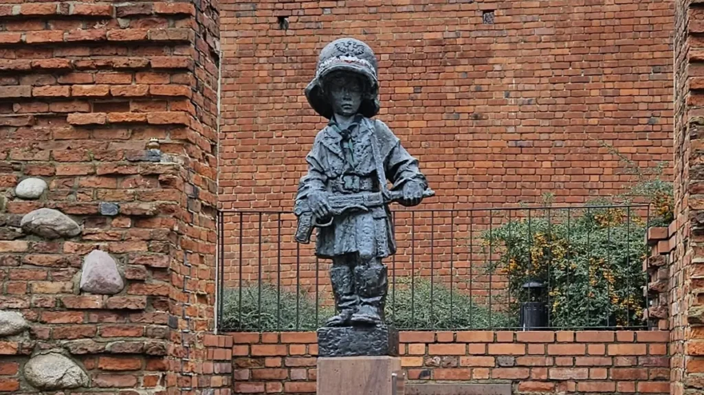 Mały Powstaniec - pomnik dziecka w stroju powstańczym