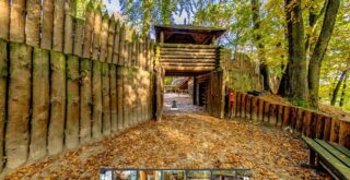 Sopot Muzeum Skansen Grodzisko - Panel okna wirtualnego spaceru z widokiem na palisadę